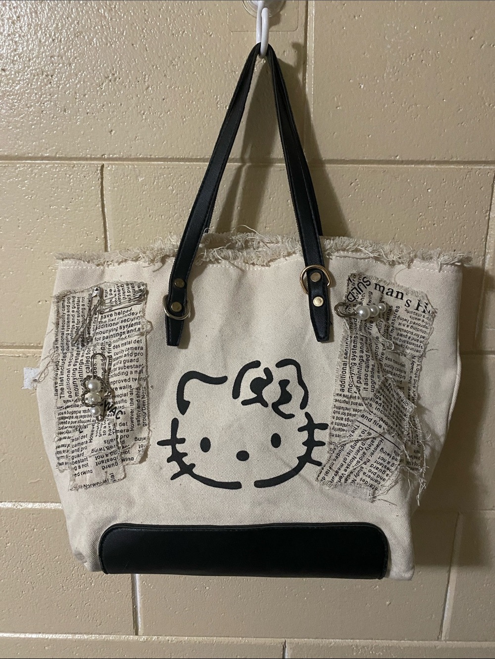 Canvas Hello Kitty Tote Bag in Cream and Black
